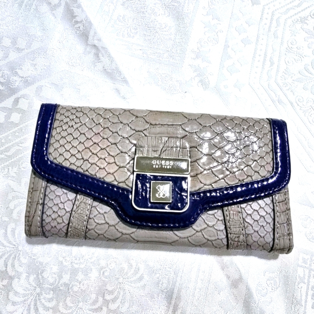 NWOT GUESS Women's Faux Snakeskin Clutch Wallet